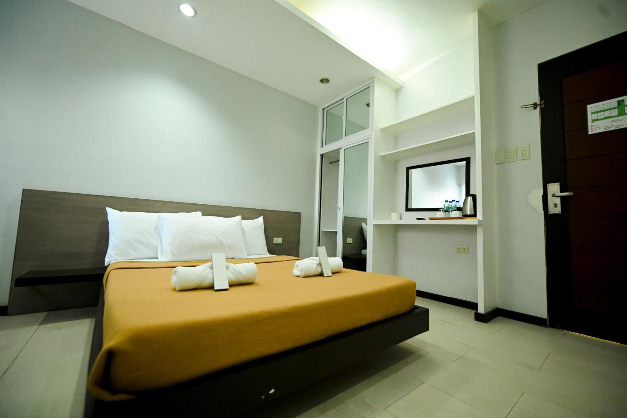 Blue Harbor Hotel Calapan Exterior photo