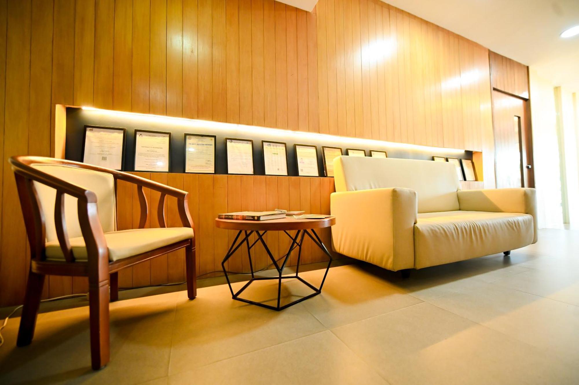 Blue Harbor Hotel Calapan Exterior photo