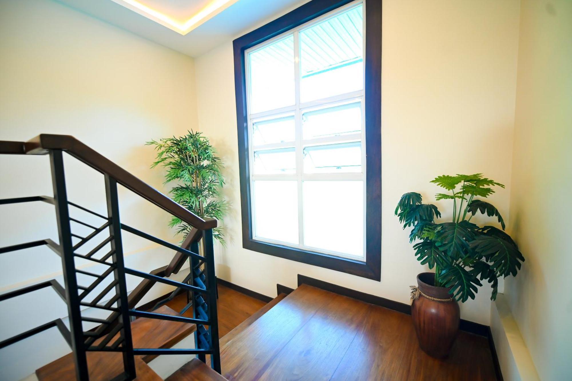 Blue Harbor Hotel Calapan Exterior photo