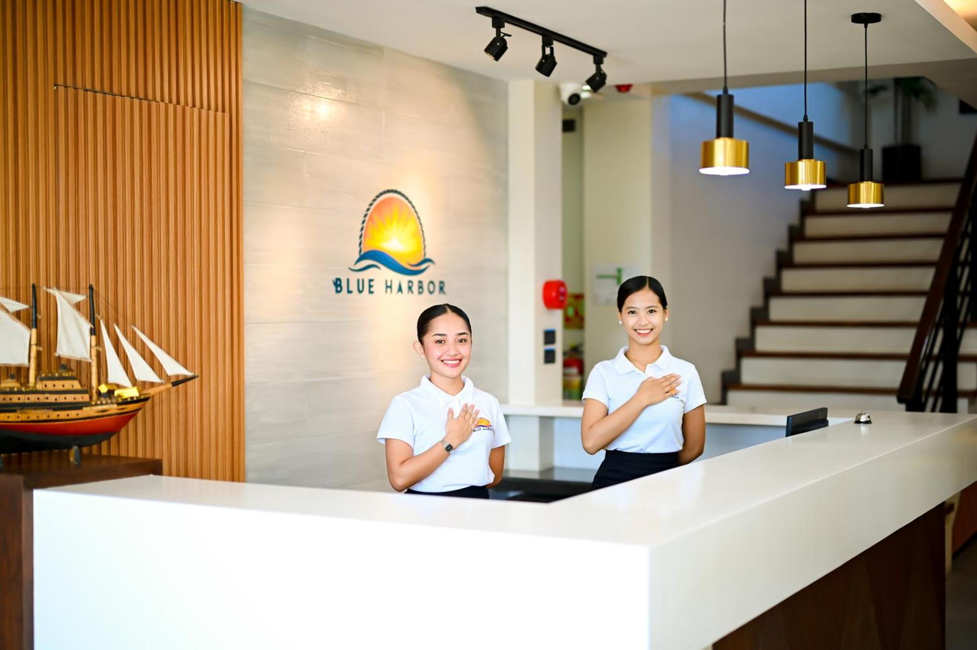 Blue Harbor Hotel Calapan Exterior photo
