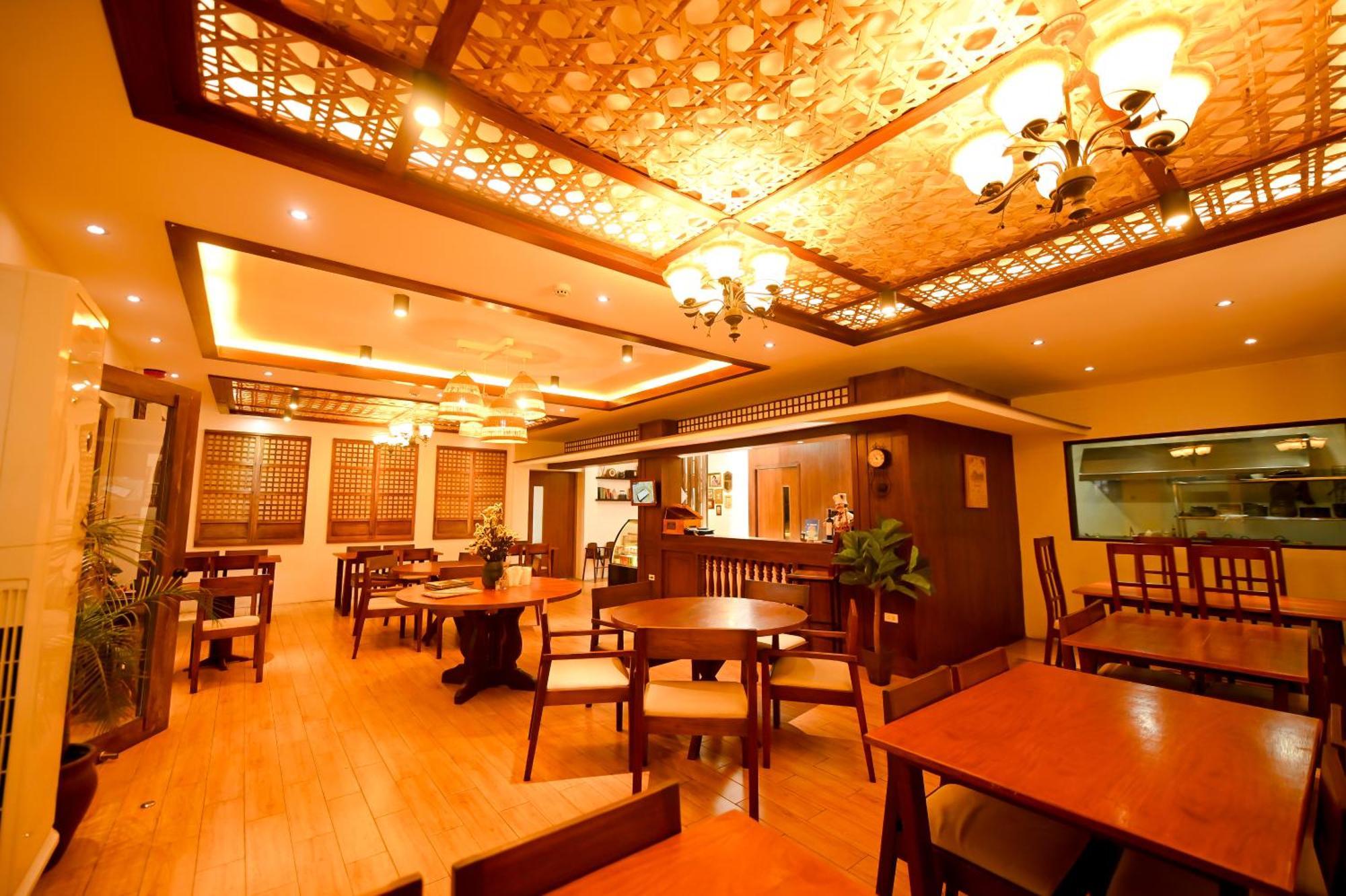 Blue Harbor Hotel Calapan Exterior photo