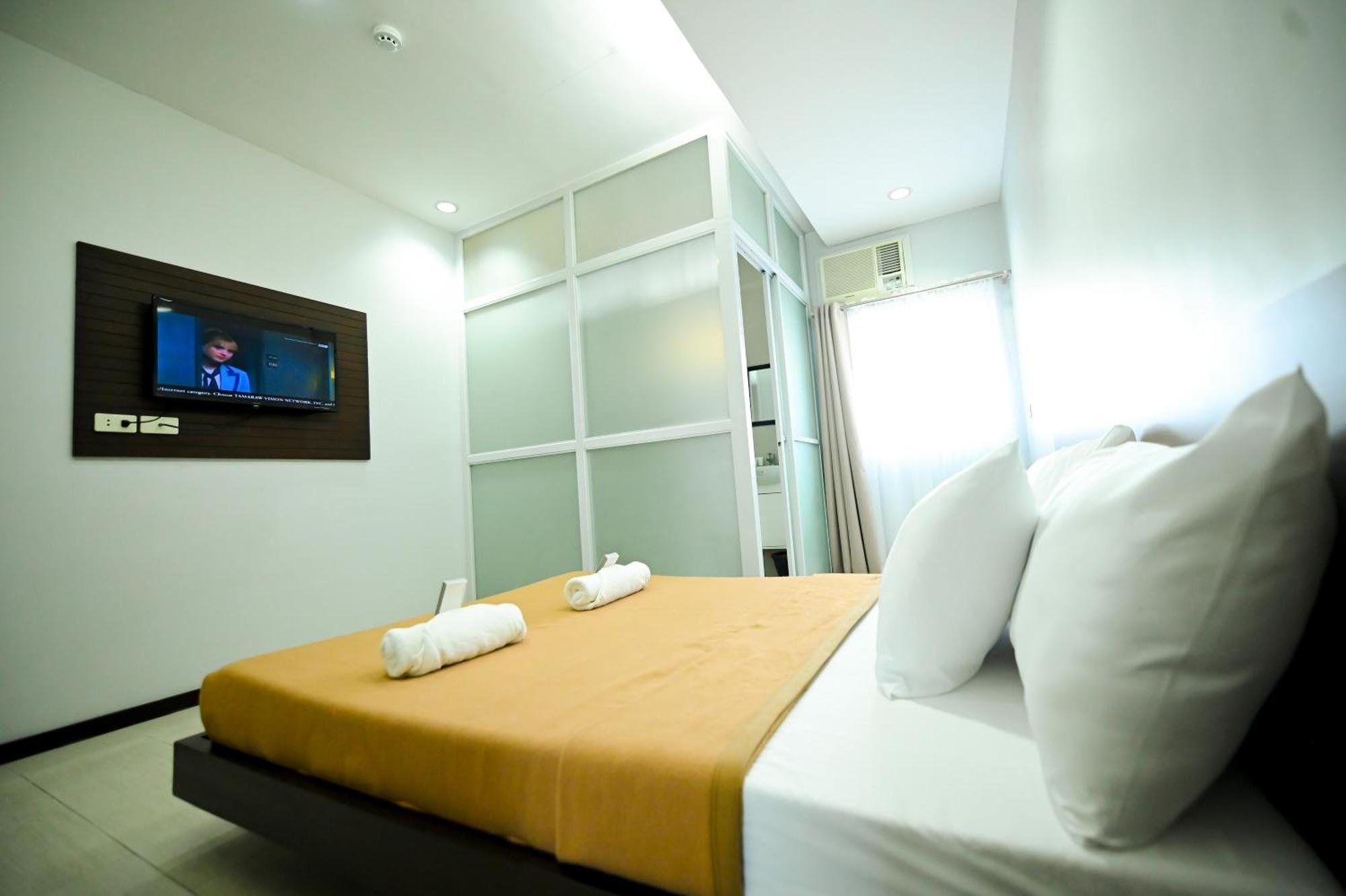 Blue Harbor Hotel Calapan Exterior photo