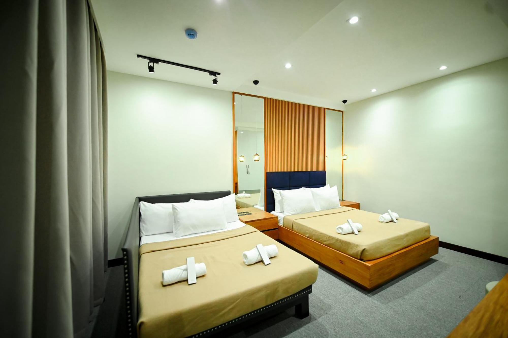 Blue Harbor Hotel Calapan Exterior photo