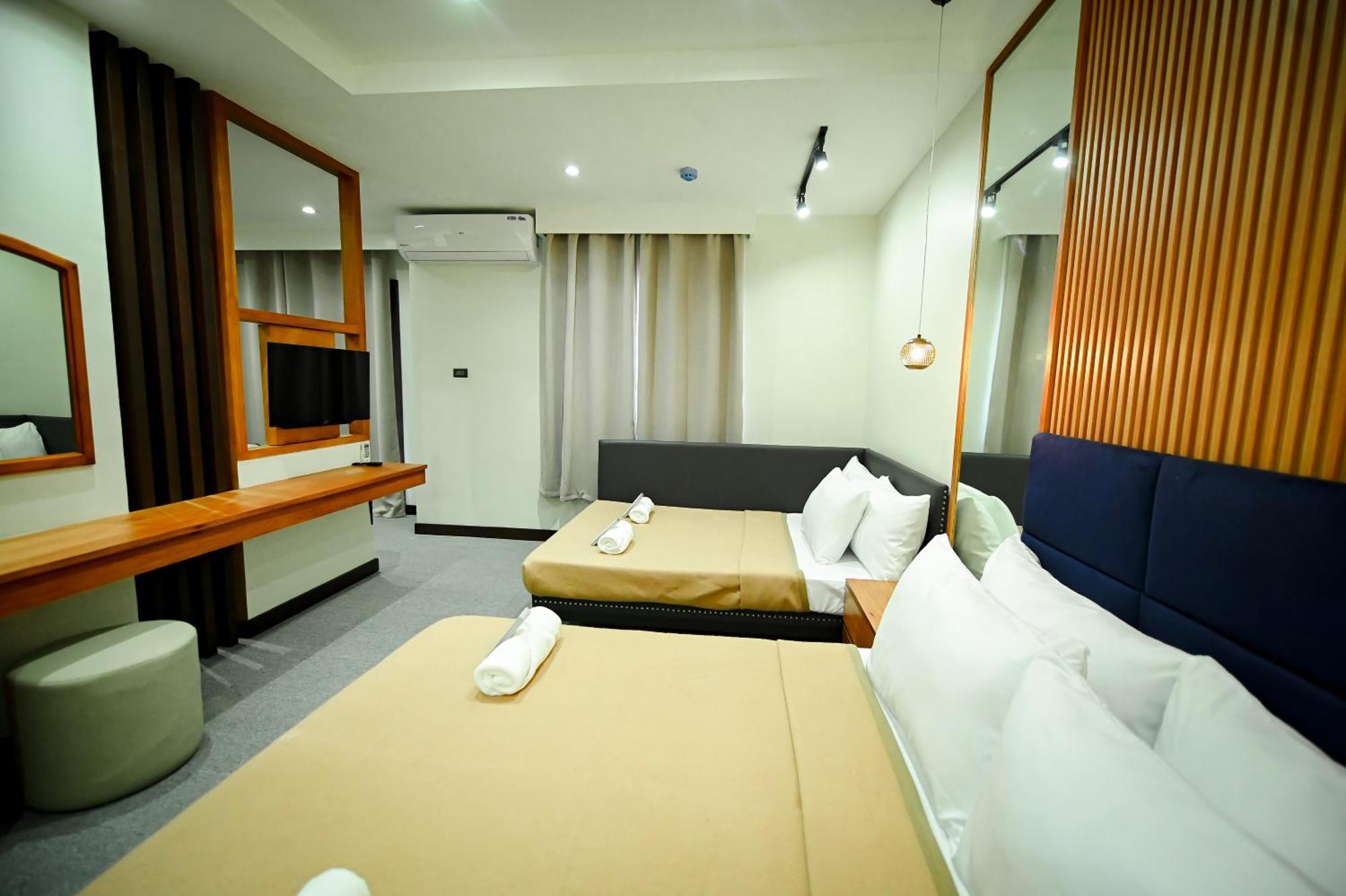 Blue Harbor Hotel Calapan Exterior photo