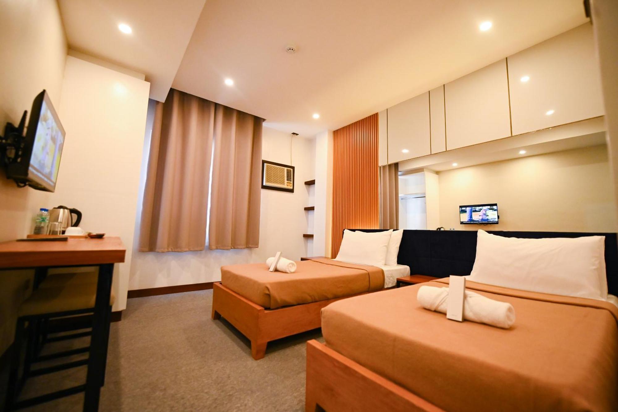 Blue Harbor Hotel Calapan Exterior photo